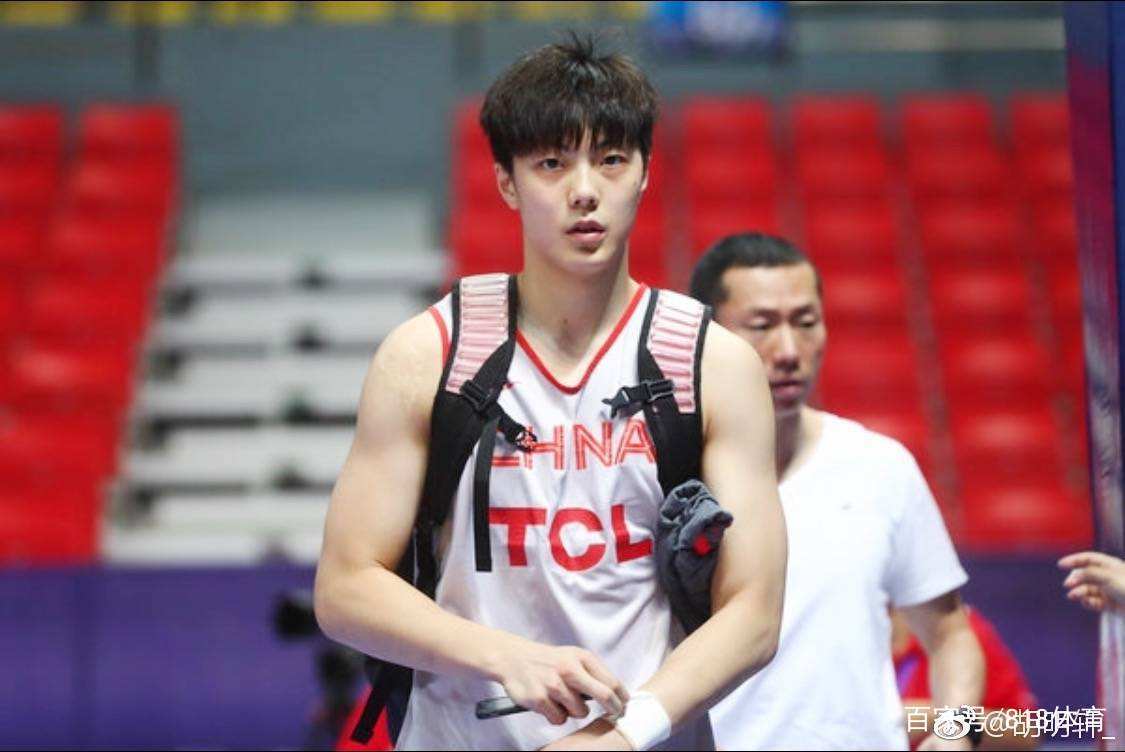 hth官网入口|
胡明轩有女朋侪了!周鹏生日宴请队友及眷属,小胡搂着漂亮女友亮相(图1)