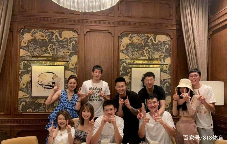 hth官网入口|
胡明轩有女朋侪了!周鹏生日宴请队友及眷属,小胡搂着漂亮女友亮相(图2)