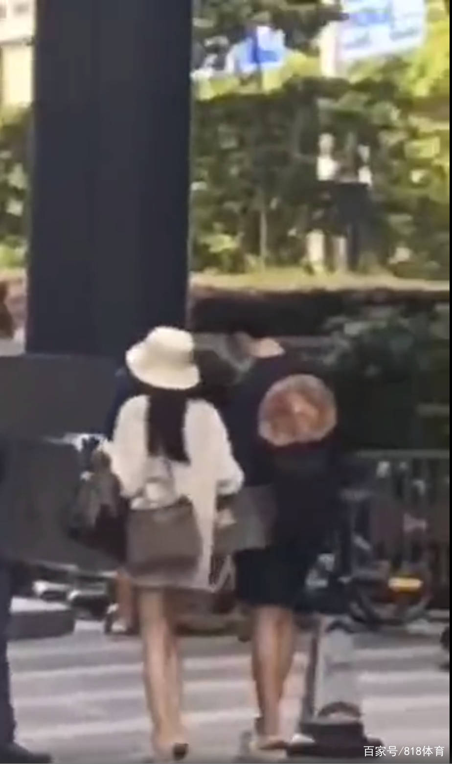 hth官网入口|
胡明轩有女朋侪了!周鹏生日宴请队友及眷属,小胡搂着漂亮女友亮相(图5)