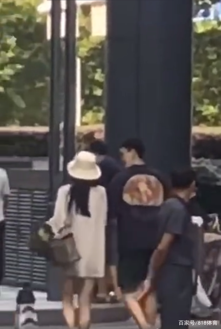 hth官网入口|
胡明轩有女朋侪了!周鹏生日宴请队友及眷属,小胡搂着漂亮女友亮相(图7)