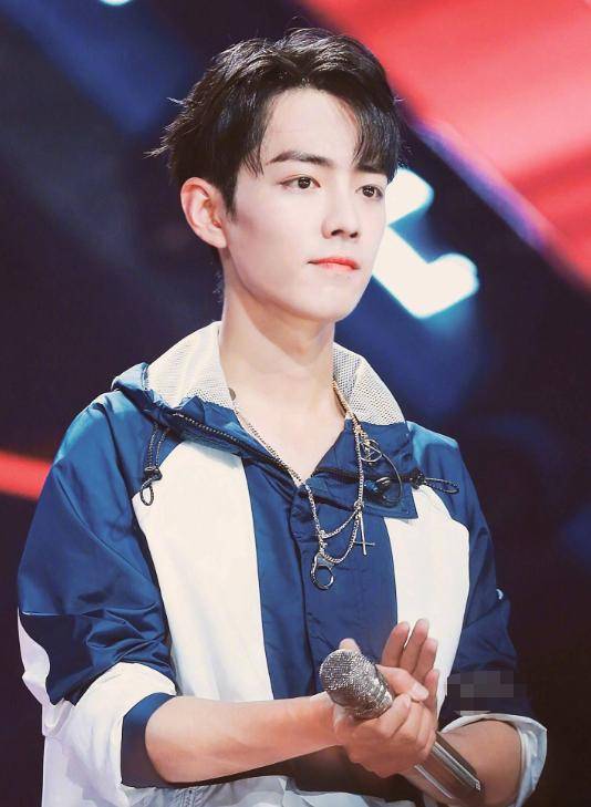 hth官网入口|
你以为明星的照片只需要修图？看到他的团队设备后 我愣住了(图1)