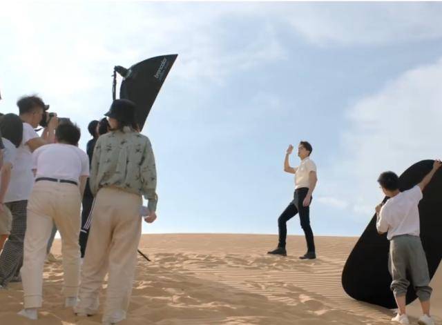 hth官网入口|
你以为明星的照片只需要修图？看到他的团队设备后 我愣住了(图5)