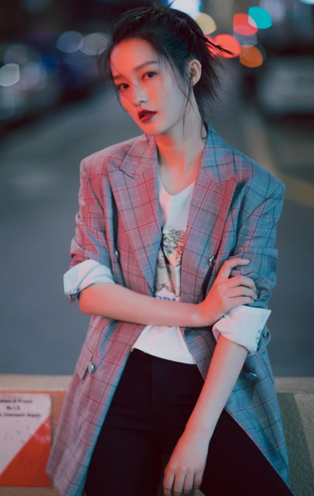 hth官网入口|
李沁把鞋带绑在脚上 不意时髦有个性 还展现出“木料腿”！(图4)