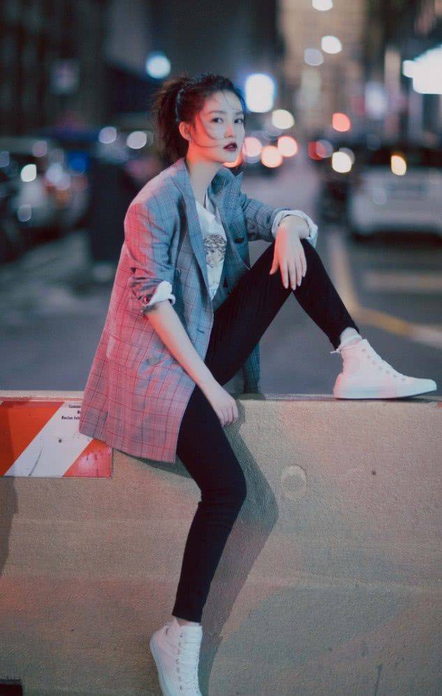 hth官网入口|
李沁把鞋带绑在脚上 不意时髦有个性 还展现出“木料腿”！(图7)