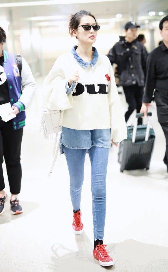 hth官网入口|
李沁把鞋带绑在脚上 不意时髦有个性 还展现出“木料腿”！(图9)