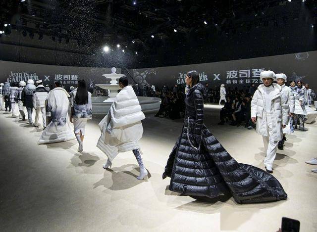 华体会体育hth官方网站_
羽绒服与球鞋段位对比：北面如同AJ 波司登也就李宁安踏的水平(图4)