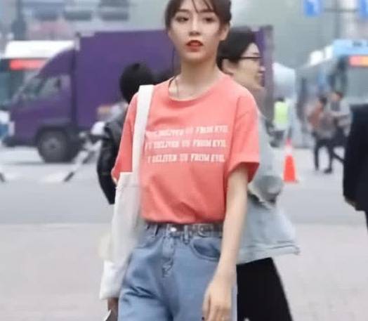 hth官网入口-
穿短裤已经由时了 比短裤更受接待的三分长热裤 学生们很合适(图2)