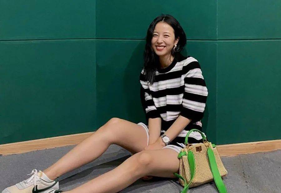 hth官网入口-
热门球鞋风向标！什么球鞋最火 看她上脚就知道了！(图4)