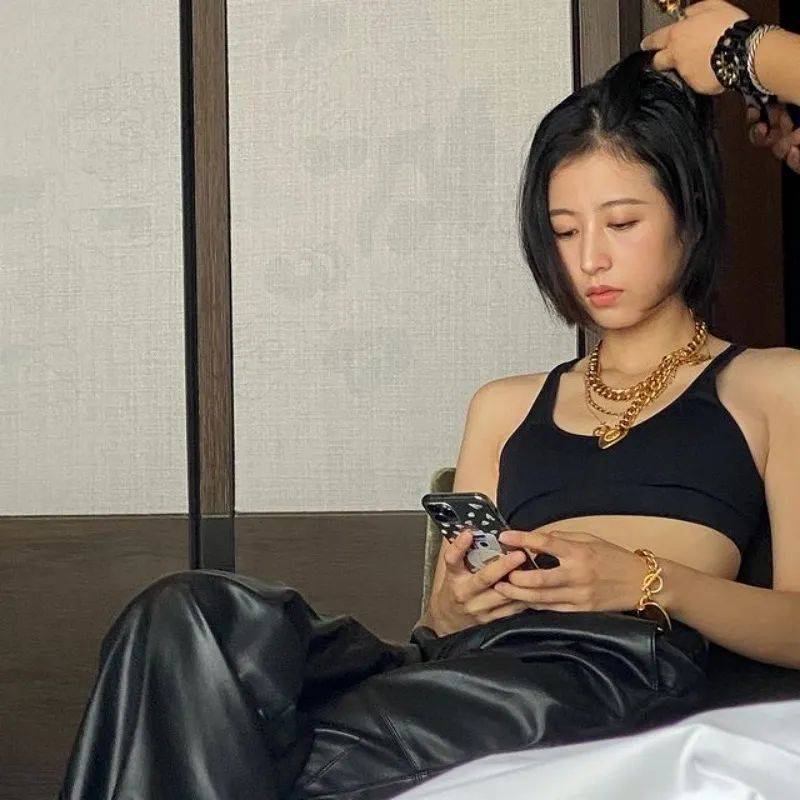 hth官网入口-
热门球鞋风向标！什么球鞋最火 看她上脚就知道了！(图6)