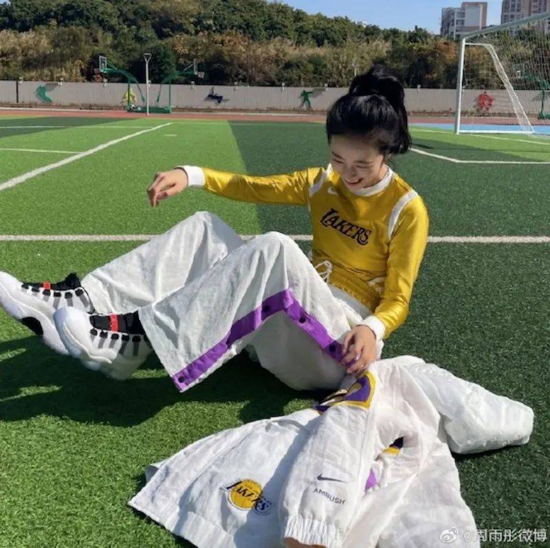 hth官网入口-
热门球鞋风向标！什么球鞋最火 看她上脚就知道了！(图12)