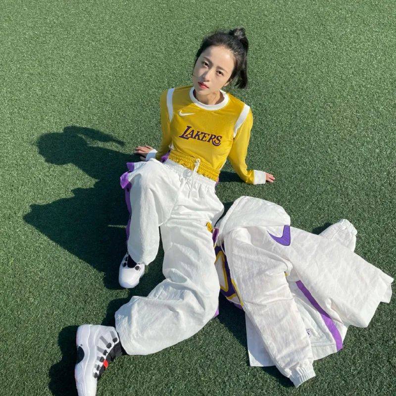 hth官网入口-
热门球鞋风向标！什么球鞋最火 看她上脚就知道了！(图13)