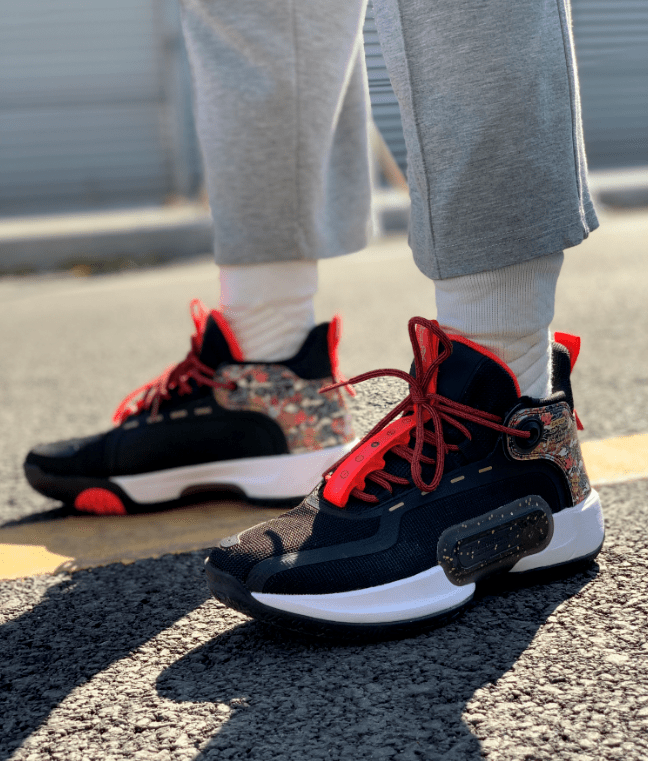 “华体会体育hth官方网站”
双版本另有隐藏彩蛋？！这个系列球鞋也是林书豪的战靴之一...(图12)