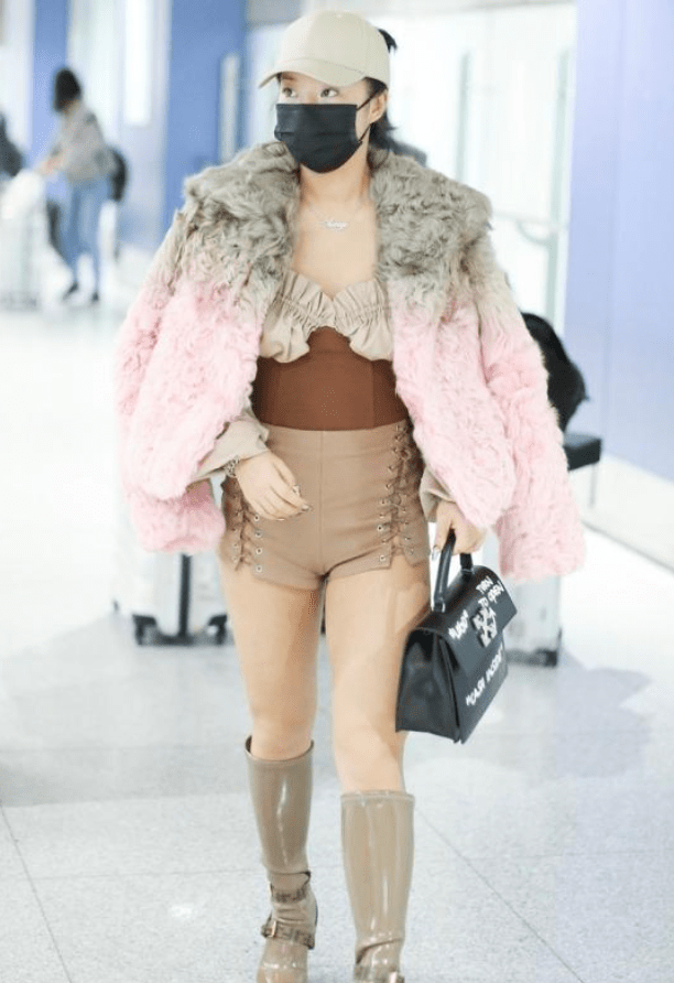 *
王菊真的不怕冷！大冬天还穿只到大腿根的短裤 连靴子都比裤子长_hth官网入口(图1)