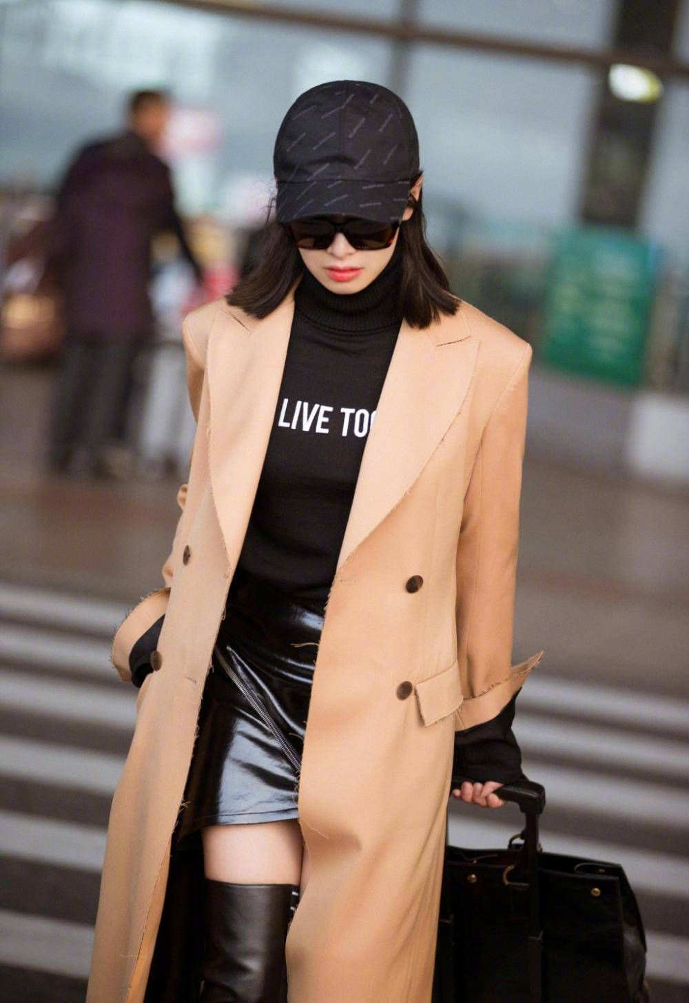 *
王菊真的不怕冷！大冬天还穿只到大腿根的短裤 连靴子都比裤子长_hth官网入口(图3)