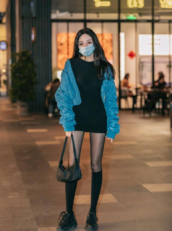 *
王菊真的不怕冷！大冬天还穿只到大腿根的短裤 连靴子都比裤子长_hth官网入口(图6)