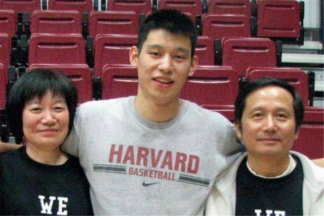 
NBA球星林书豪 与怙恃身高差可不小 抓住秋季让孩子多长几厘米“hth官网入口”(图3)