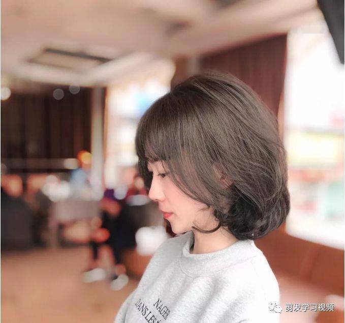 “华体会体育hth官方网站”
你的发型已过时 “齐下巴烫” 让你2020变美变时髦(图8)