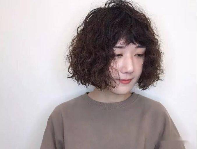 “华体会体育hth官方网站”
你的发型已过时 “齐下巴烫” 让你2020变美变时髦(图20)