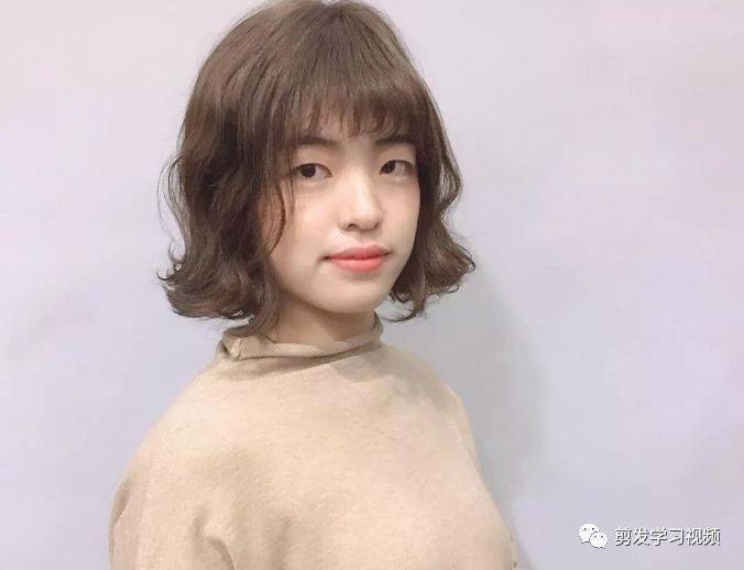 “华体会体育hth官方网站”
你的发型已过时 “齐下巴烫” 让你2020变美变时髦(图21)