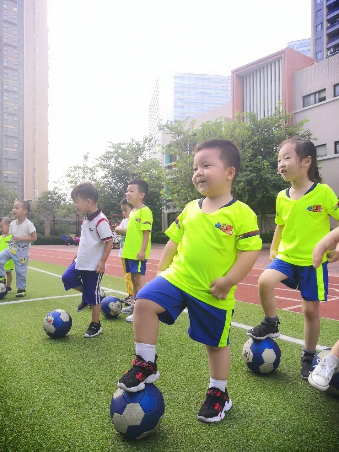 
小球星足球班正式开课啦！_华体会体育hth官方网站(图6)