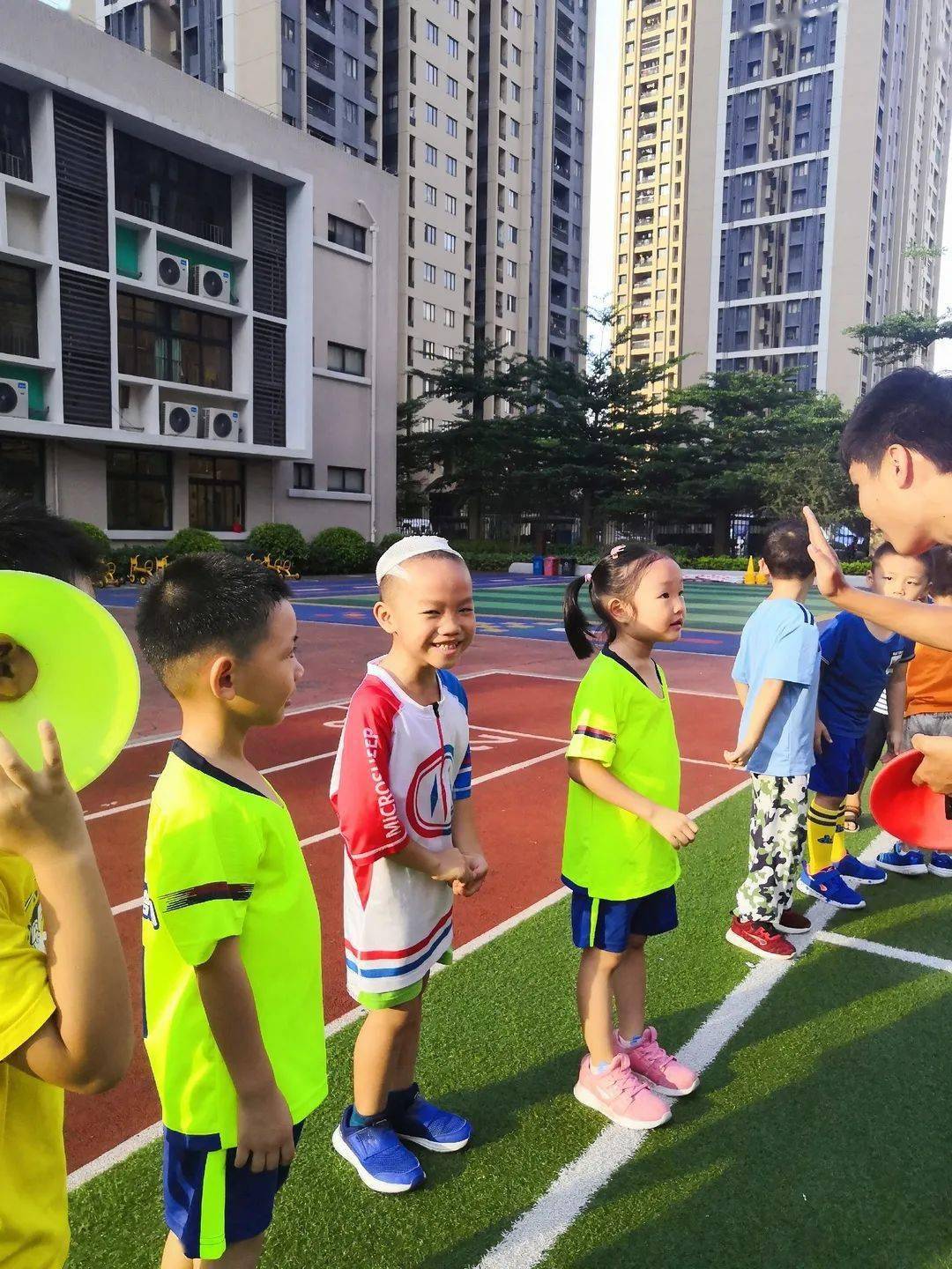 
小球星足球班正式开课啦！_华体会体育hth官方网站(图11)