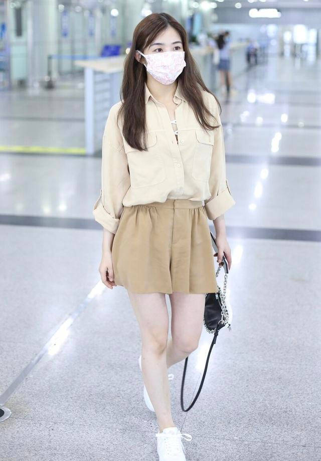 
张含韵引领燕麦色时尚 衬衫搭配短裤清新减龄 秋天这么穿真养眼|hth官网入口(图1)