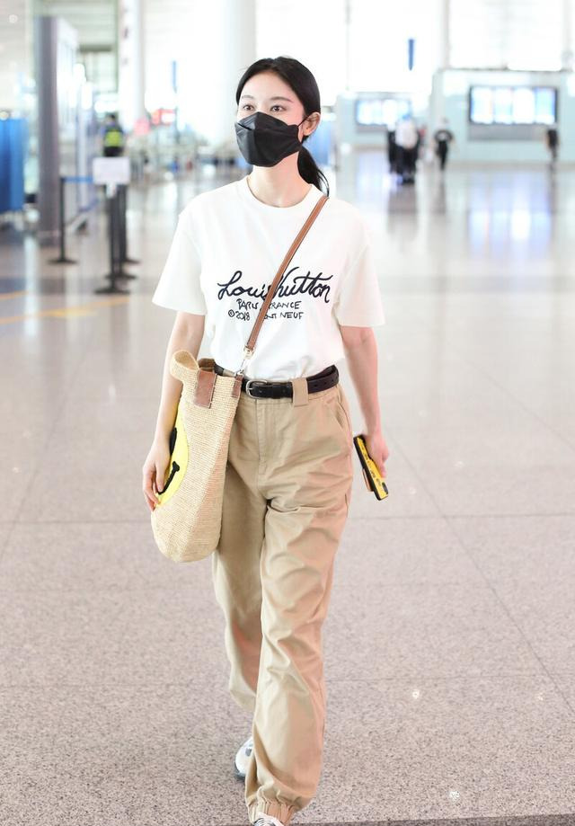 
张含韵引领燕麦色时尚 衬衫搭配短裤清新减龄 秋天这么穿真养眼|hth官网入口(图7)