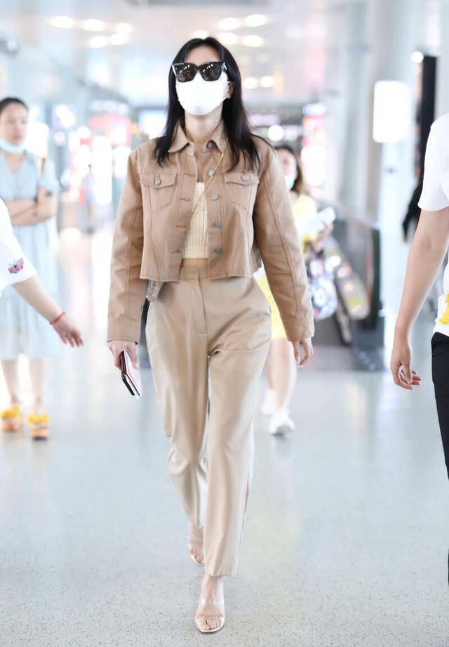 
张含韵引领燕麦色时尚 衬衫搭配短裤清新减龄 秋天这么穿真养眼|hth官网入口(图8)