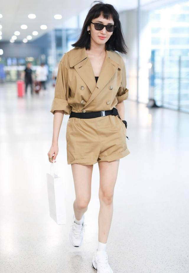 
张含韵引领燕麦色时尚 衬衫搭配短裤清新减龄 秋天这么穿真养眼|hth官网入口(图11)