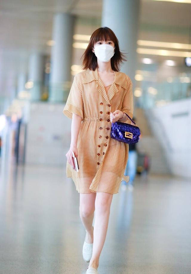 
张含韵引领燕麦色时尚 衬衫搭配短裤清新减龄 秋天这么穿真养眼|hth官网入口(图12)